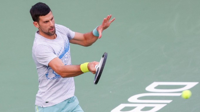 Djokovic tập ở Dubai hôm 26/2. Anh đã thắng 12 trận liên tiếp từ đầu mùa